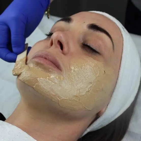 Kozmetičarka Crystal Estetskega centra nanaša Dermamelan masko