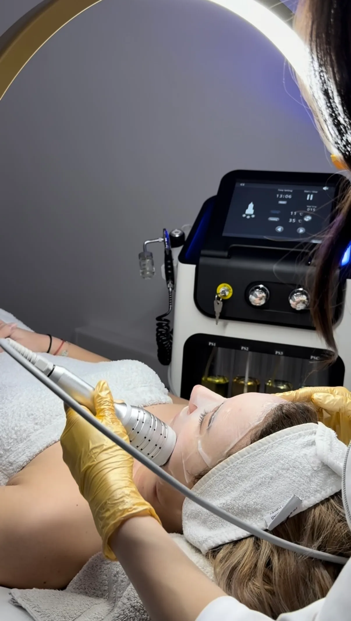 Kozmetičarka Crystal Estetskega centra izvaja HydraPure nego