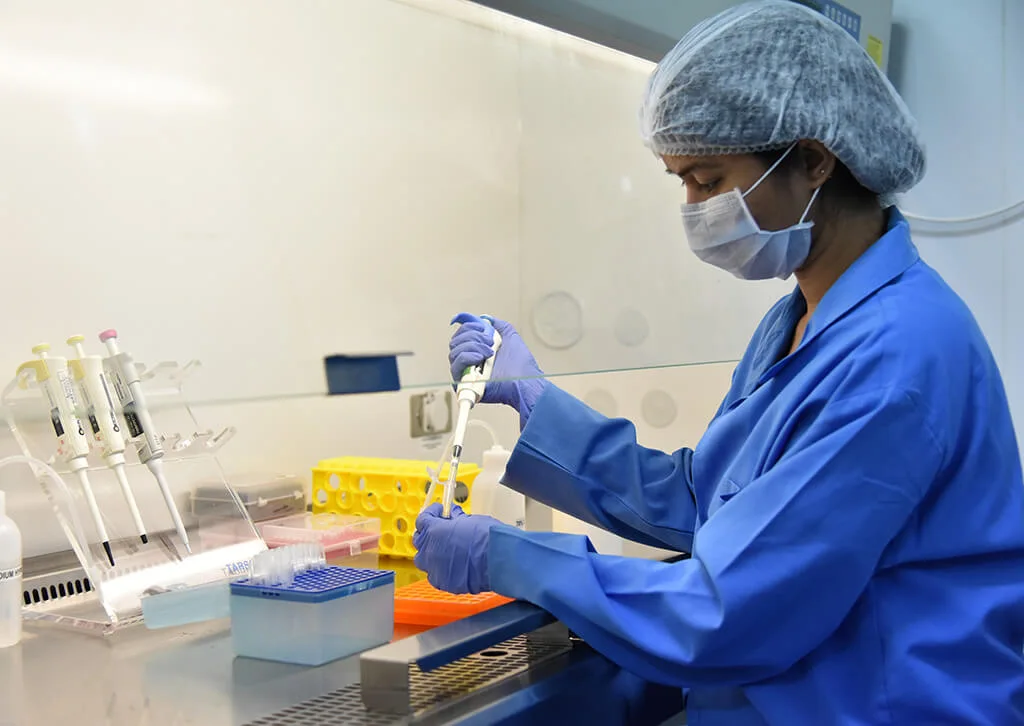 Laboratorijski tehnik analizira vzorec krvi v akreditiranem laboratoriju Datar Cancer Genetics