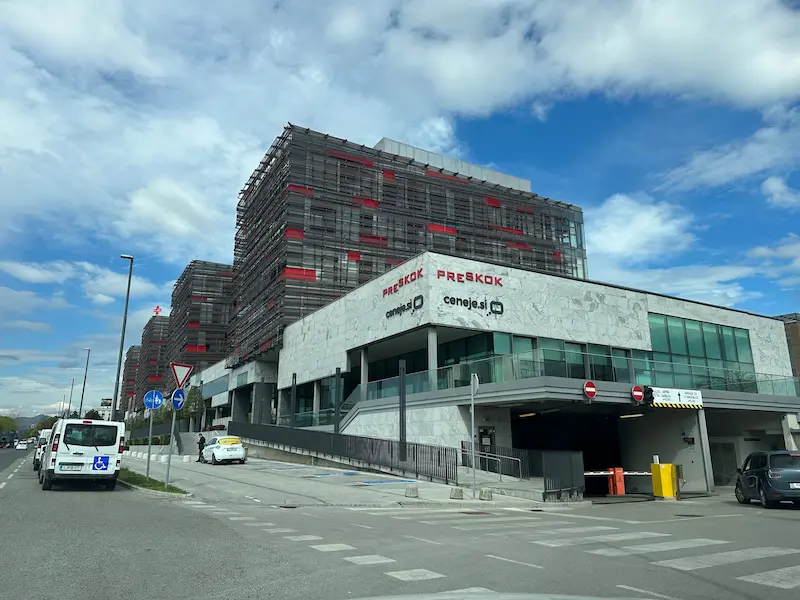 Vhod v podzemno garažo S2 pri Crystal Estetskem centru