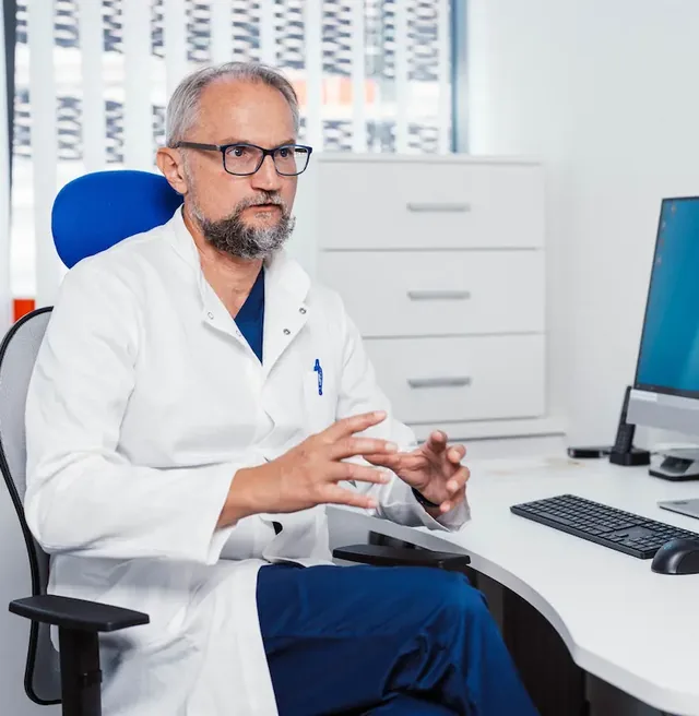 Urolog doc. dr. sc. Vladimir Mozetič med posvetom s pacientom v ambulanti